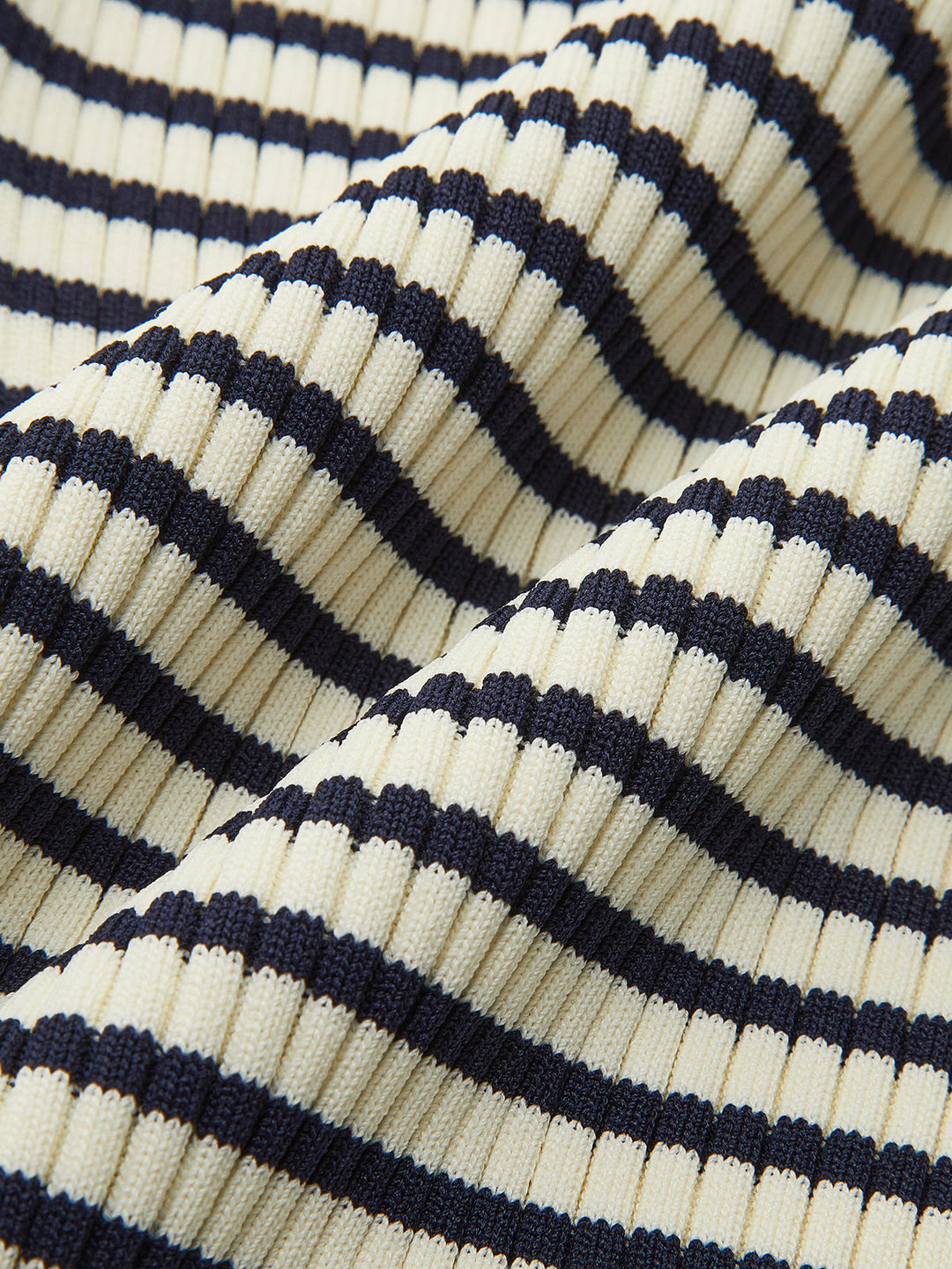Haut en tricot à manches volantes rayées