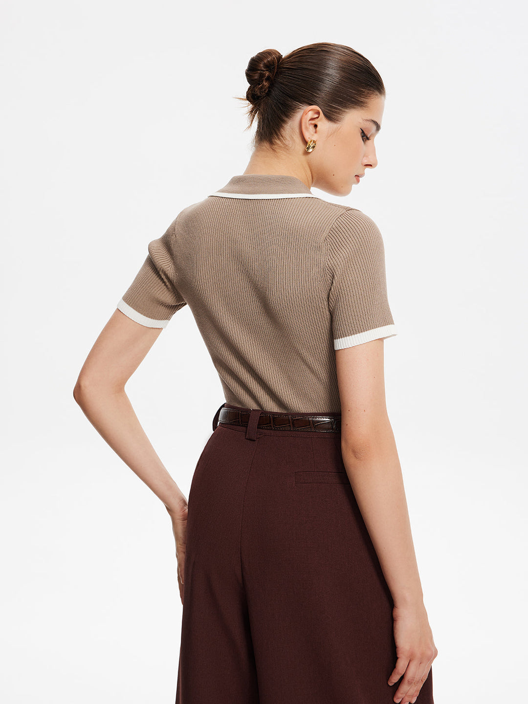 Haut en tricot avec bordure contrastante et boutons en métal