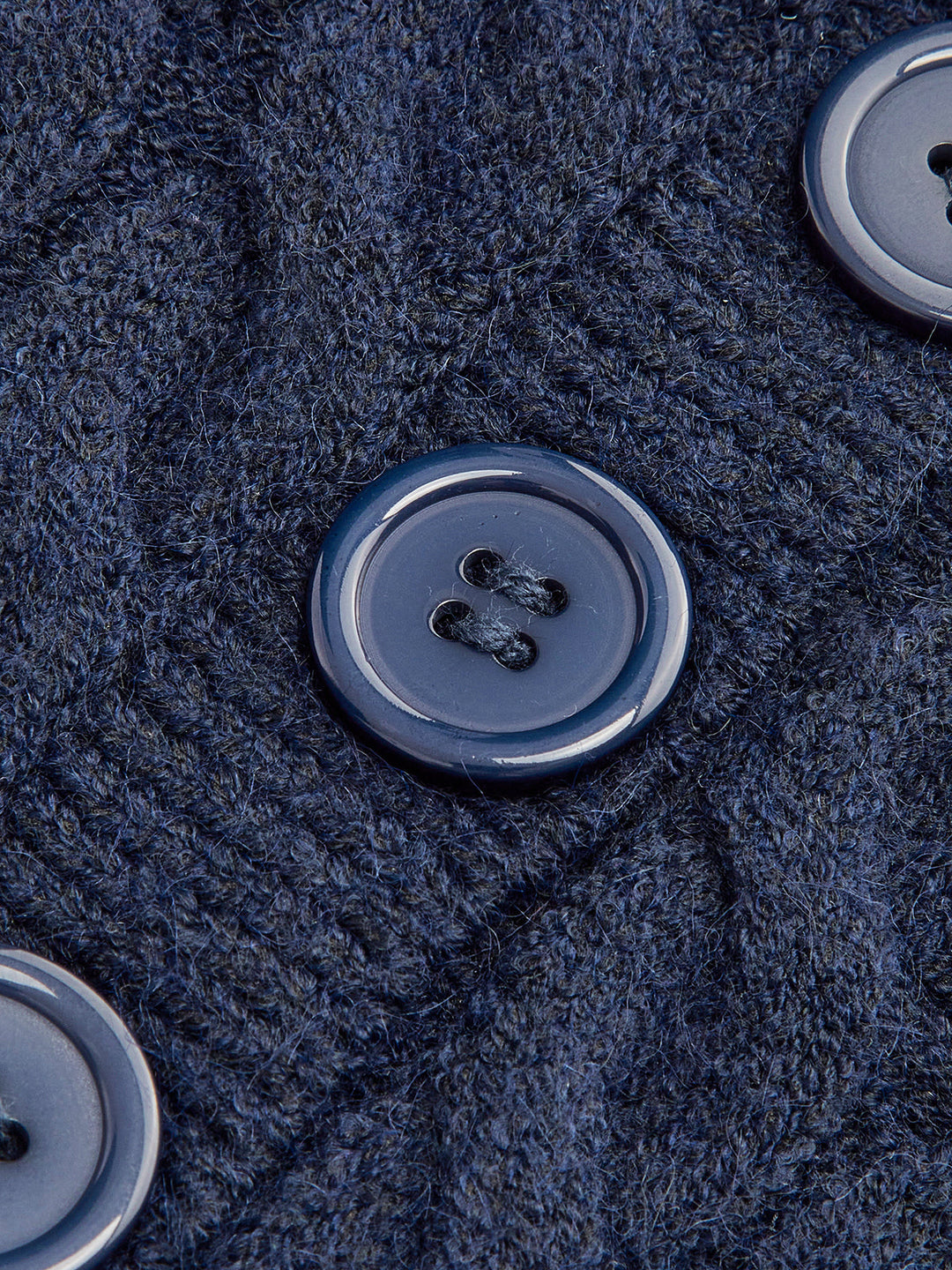 Haut en tricot à boutons avec passepoil contrastant