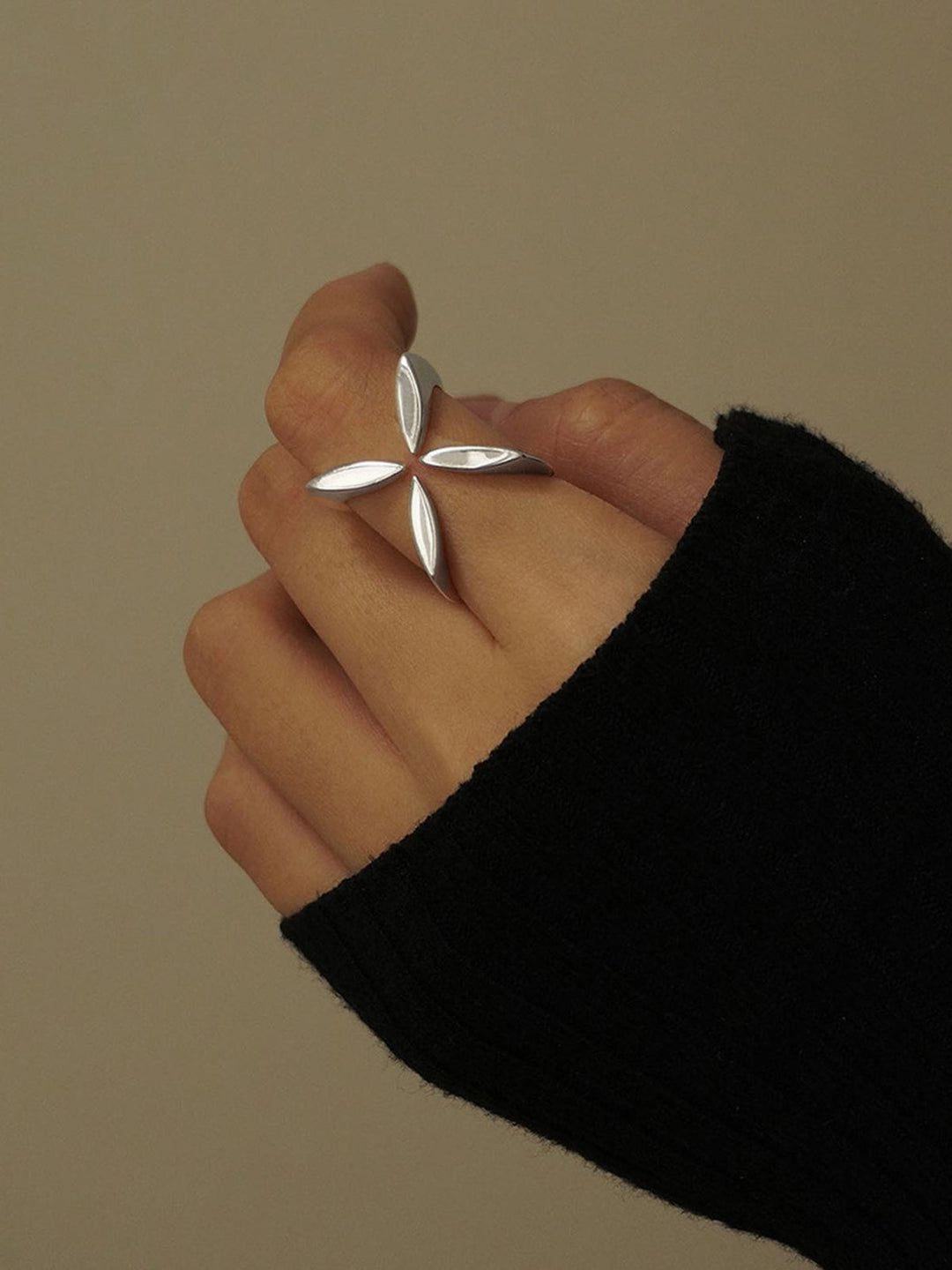 Bague ouverte Criss Cross trèfle à quatre feuilles