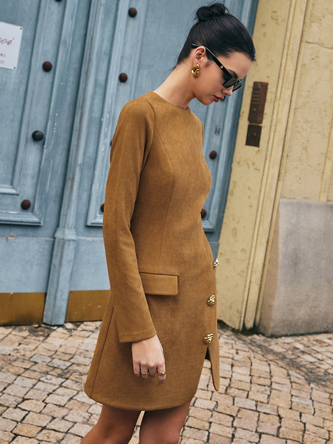 Robe ajustée en similicuir avec détails floraux