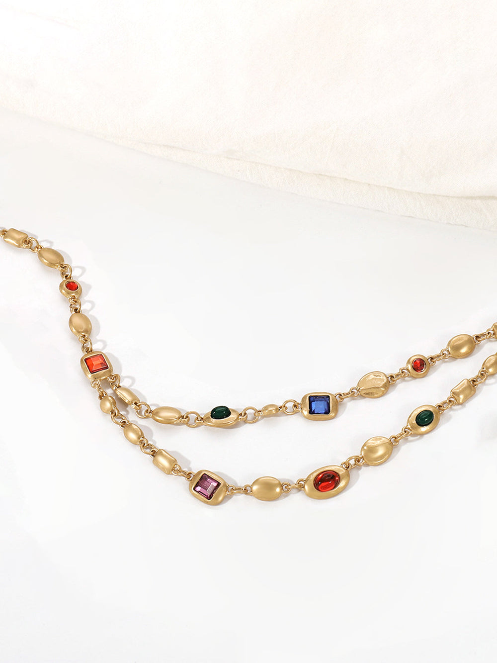 Collier à double rangée de perles colorées