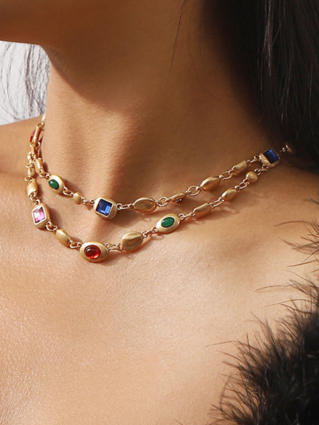 Collier à double rangée de perles colorées