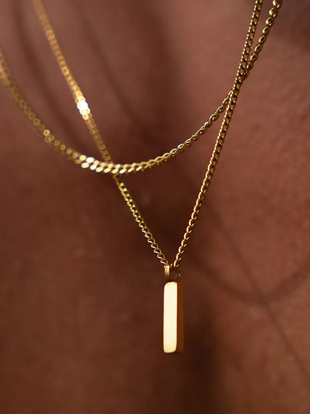 Collier pendentif à rayures dorées