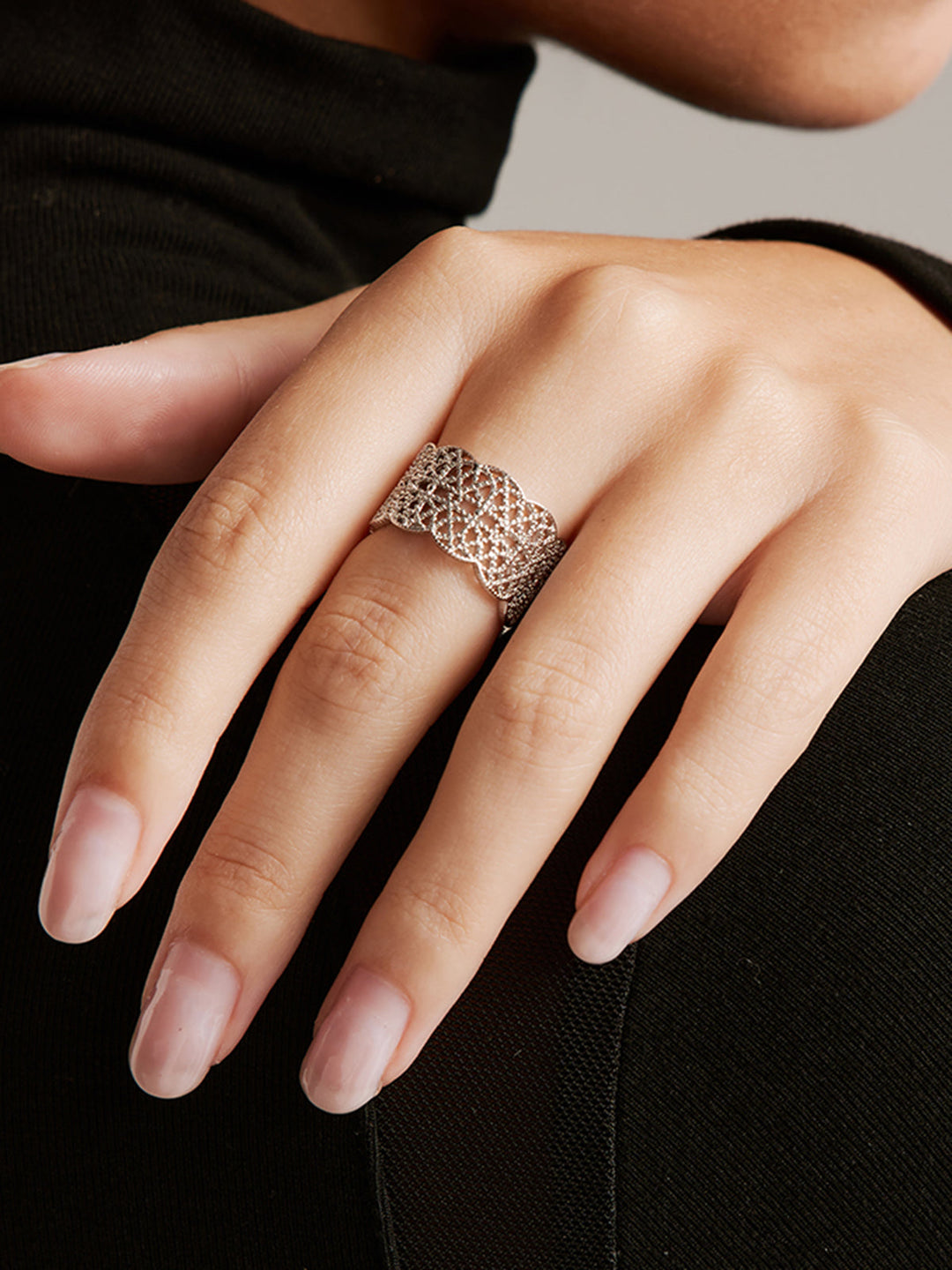 Bague Ouverte en Dentelle Métallique Tunnel