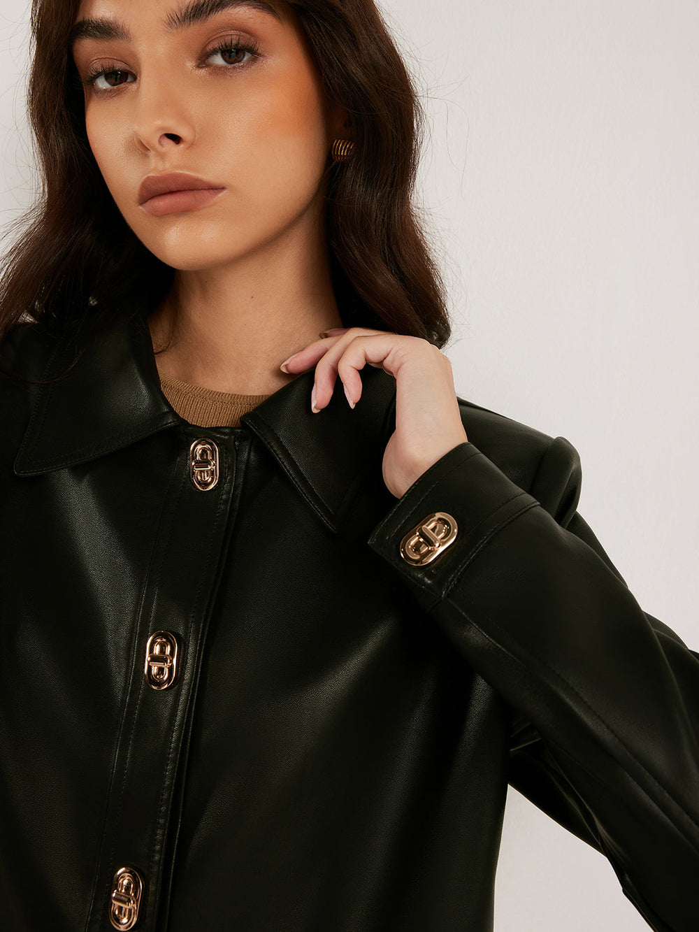 Veste Courte en Cuir Synthétique à Boutons Métalliques
