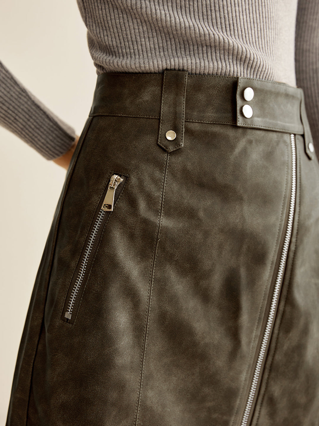 Jupe en cuir synthétique à poches asymétriques zippées