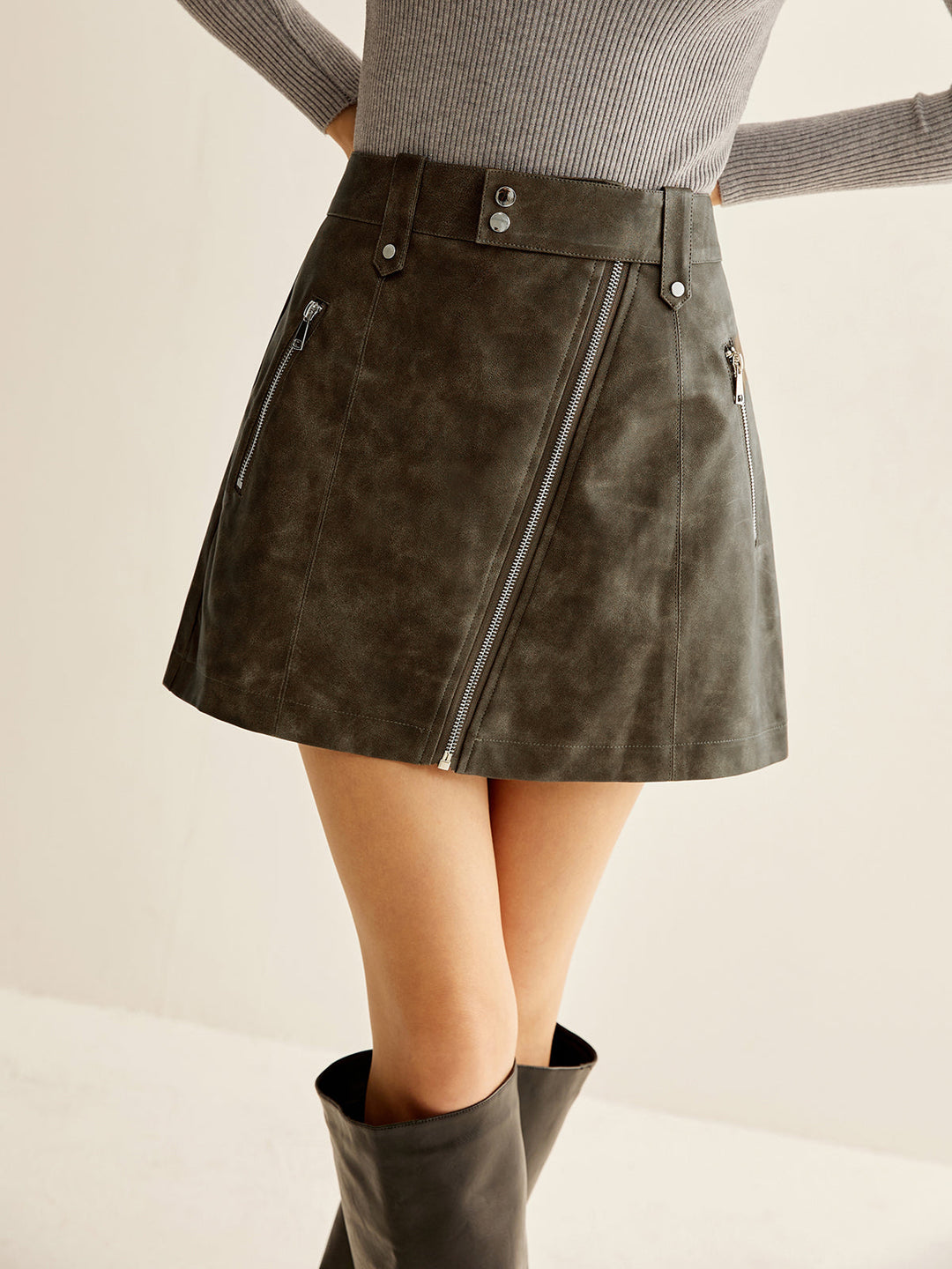 Jupe en cuir synthétique à poches asymétriques zippées