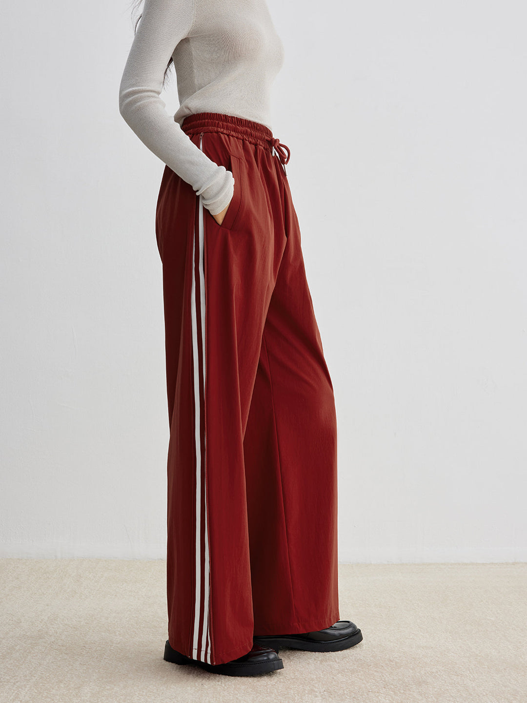 Pantalon Athleisure à Rayures Latérales et Cordon de Serrage