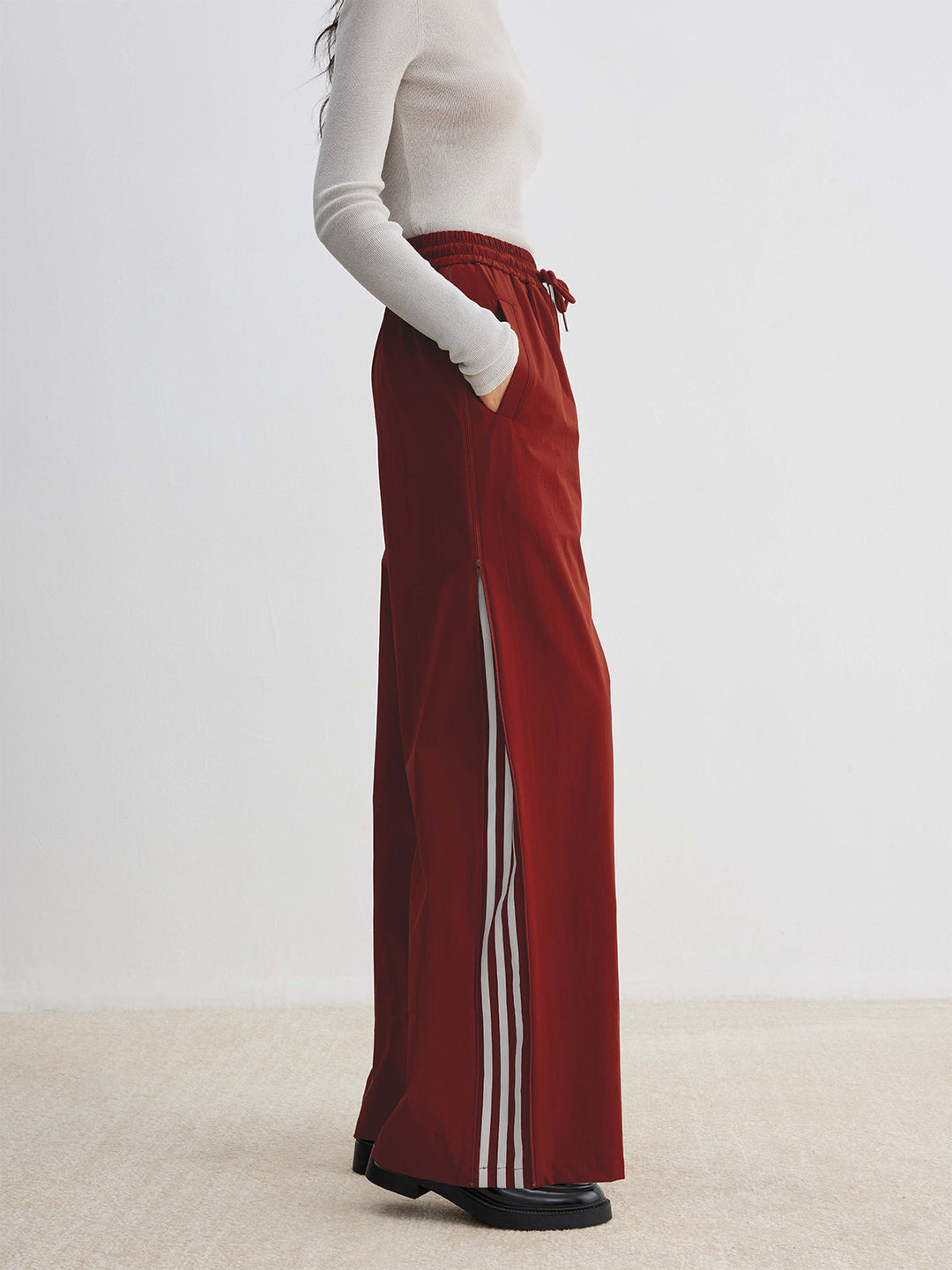 Pantalon Athleisure à Rayures Latérales et Cordon de Serrage