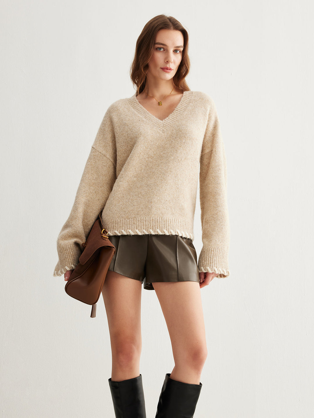 Pull en maille avec bordure brodée