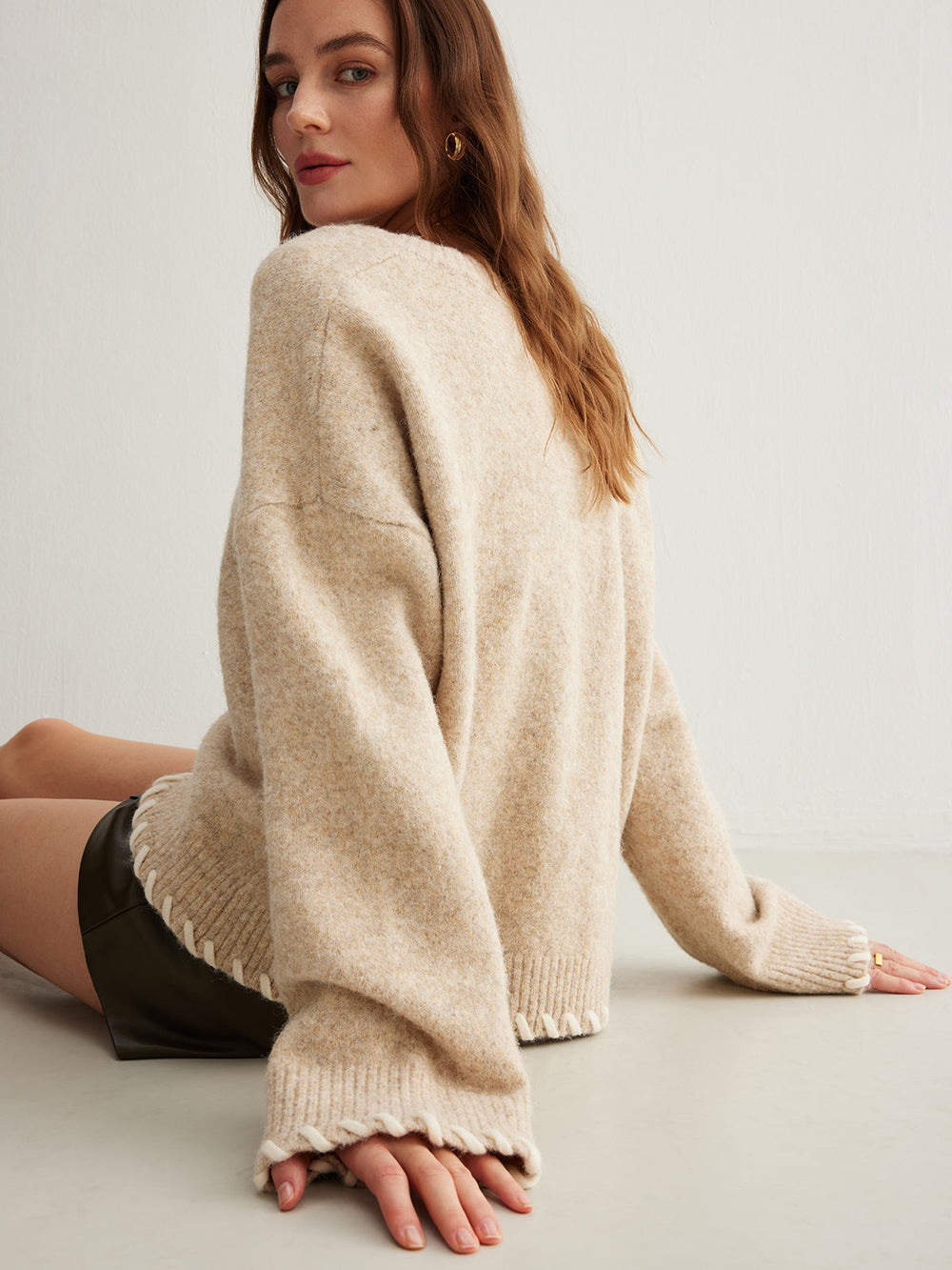 Pull en maille avec bordure brodée