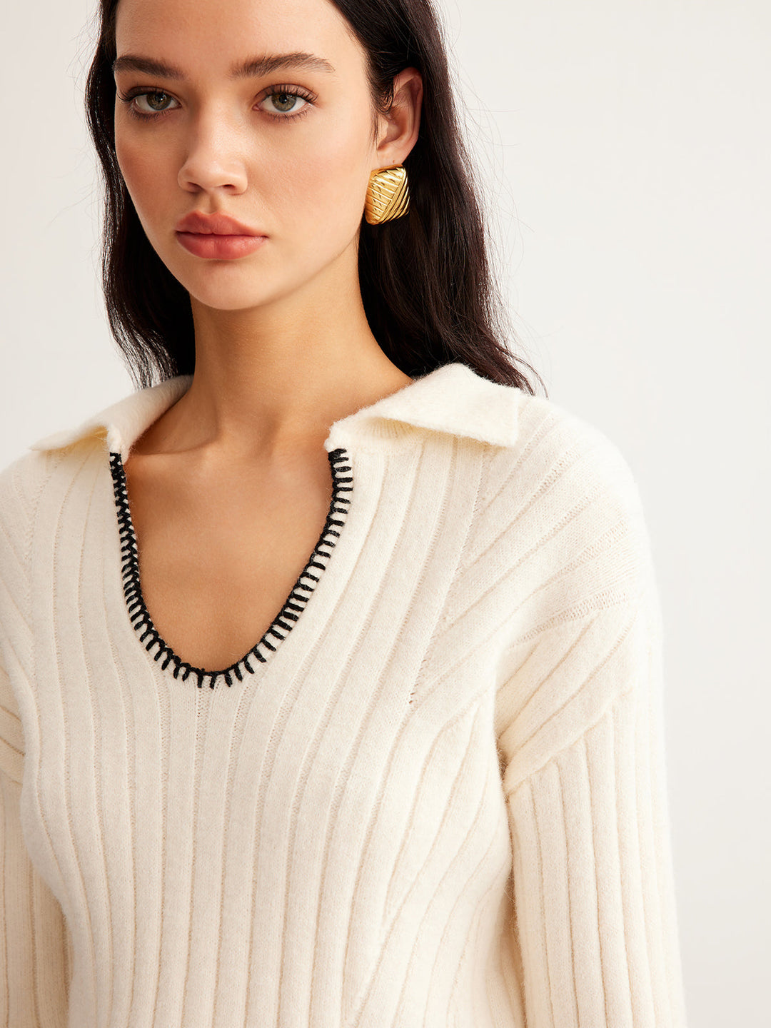 Sweater Douillet à Finitions Contrastantes Brodé