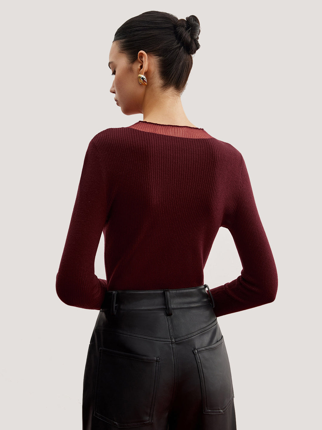 Pull en maille côtelée transparente minimaliste