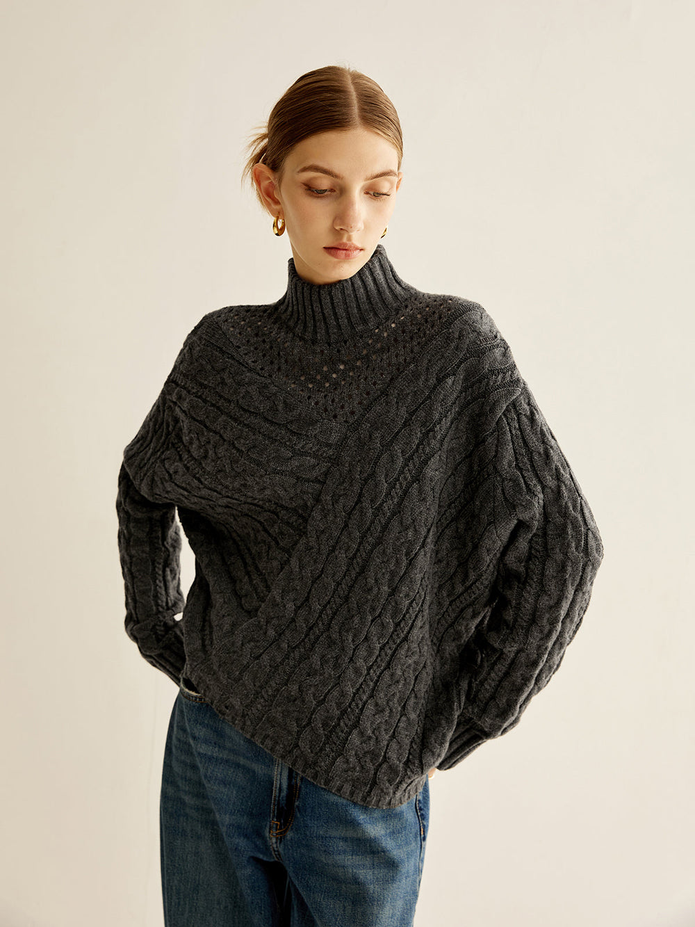 Pull à col montant asymétrique