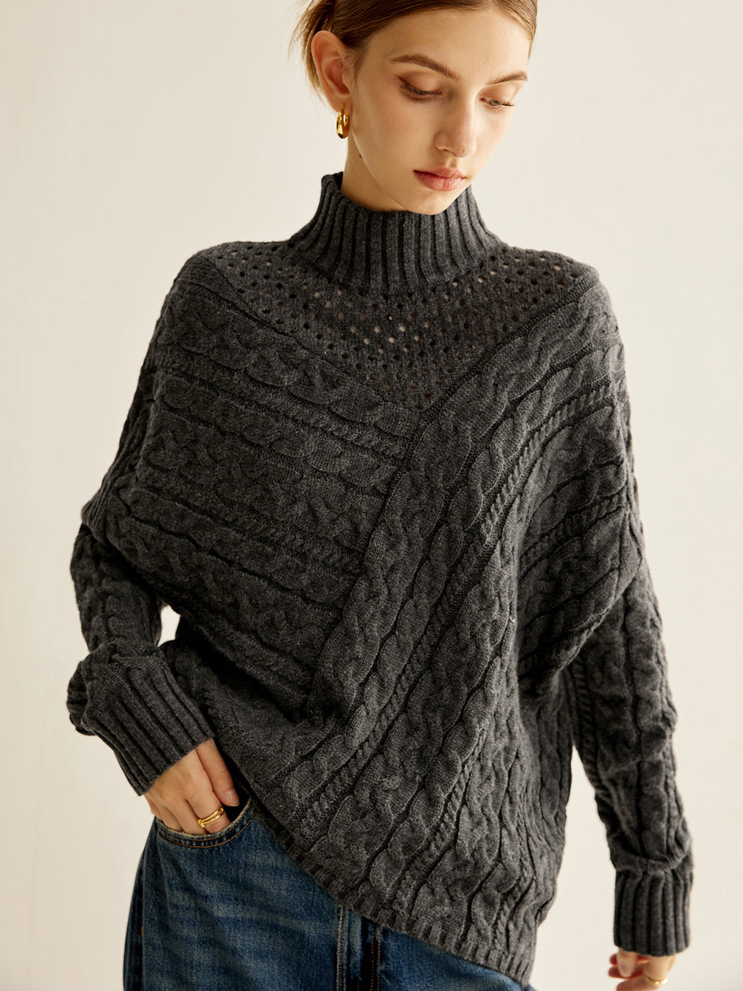 Pull à col montant asymétrique
