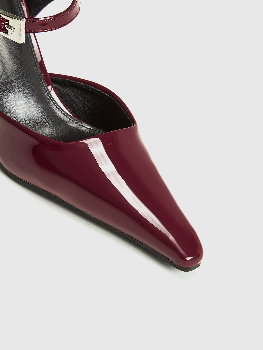 Chaussures à talons hauts à bout pointu et bride arrière
