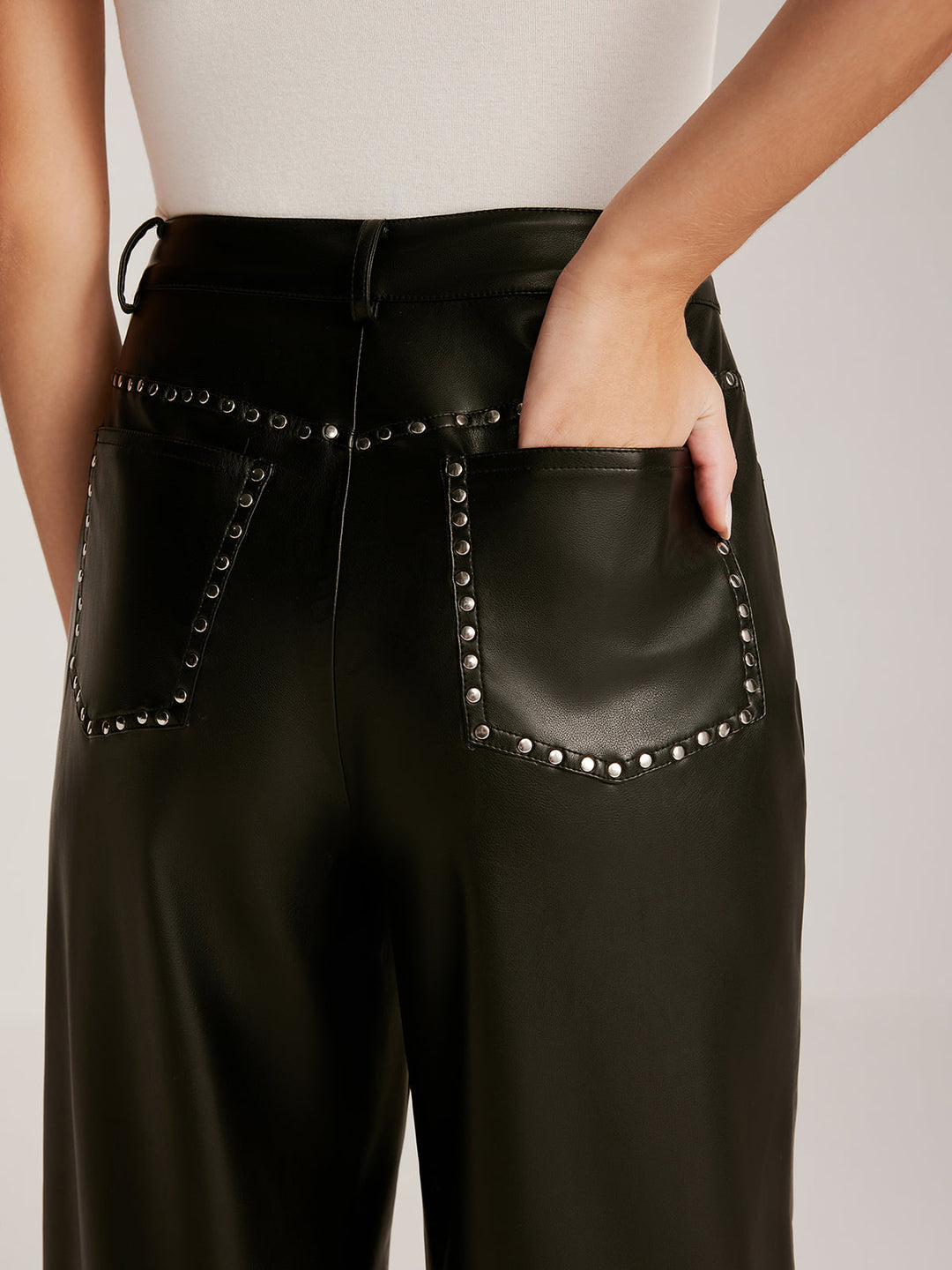 Pantalons Droits en Similicuir Ornés de Clous