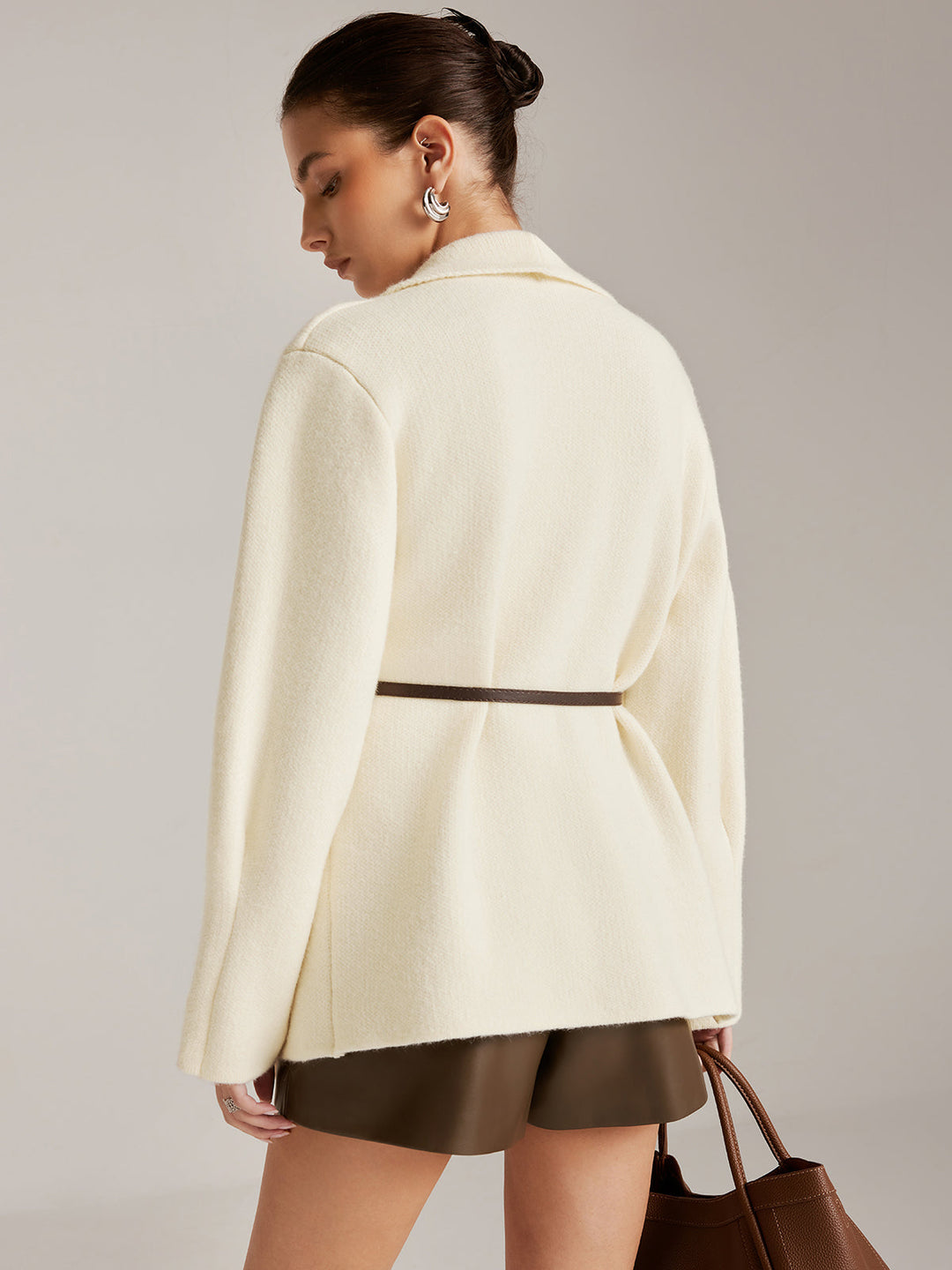 Vêtement extérieur en tricot ceinturé asymétrique