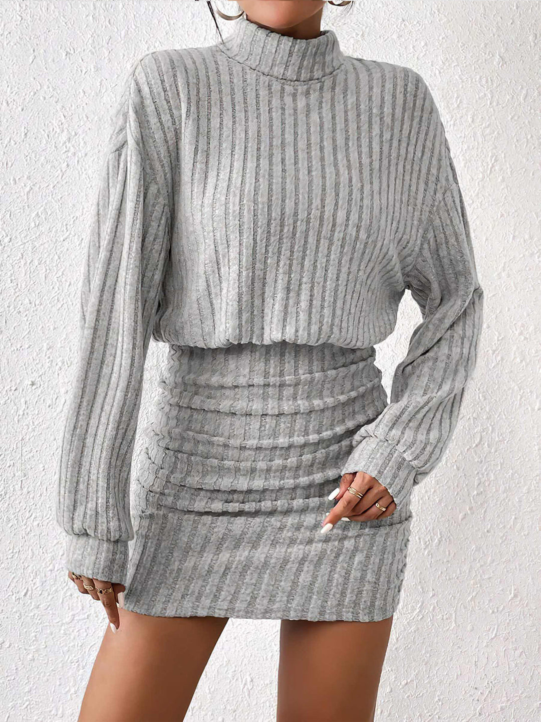 Robe Courte Col Roulé Précis En Côte