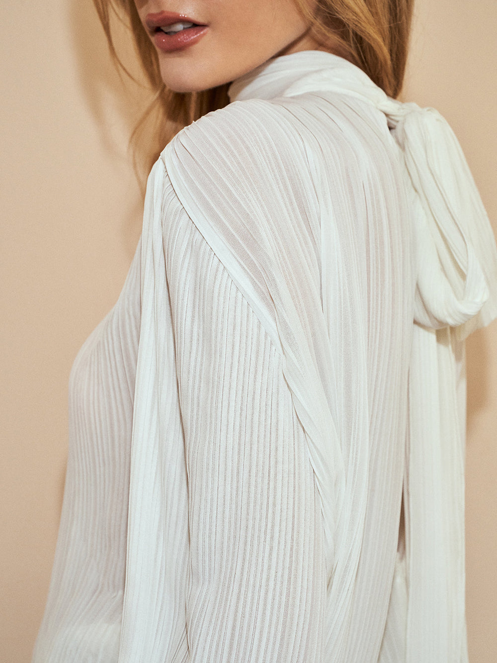 Blouse en mousseline semi-transparente à col noué
