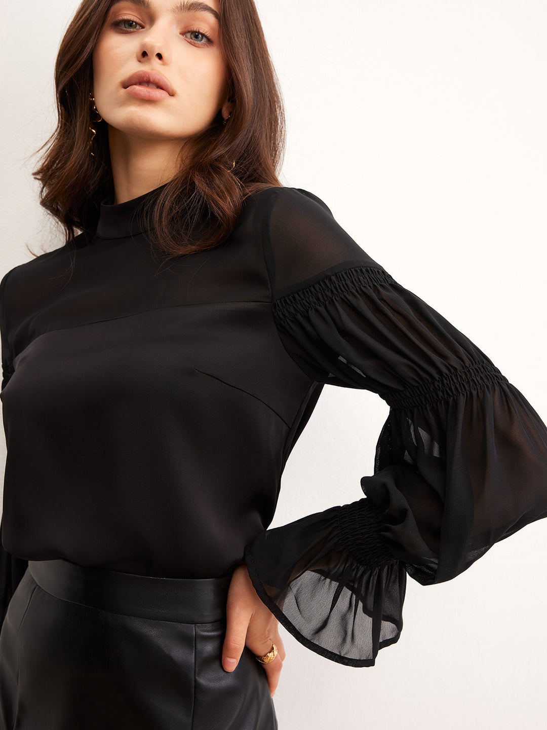 Blouse en mousseline à col montant