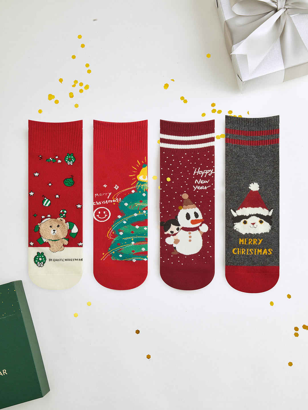 Boîte cadeau de Noël de dessin animé avec chaussettes