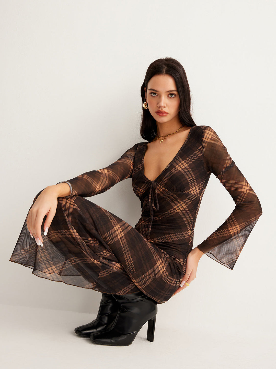 Robe en maille à manches cloche semi-transparente à carreaux