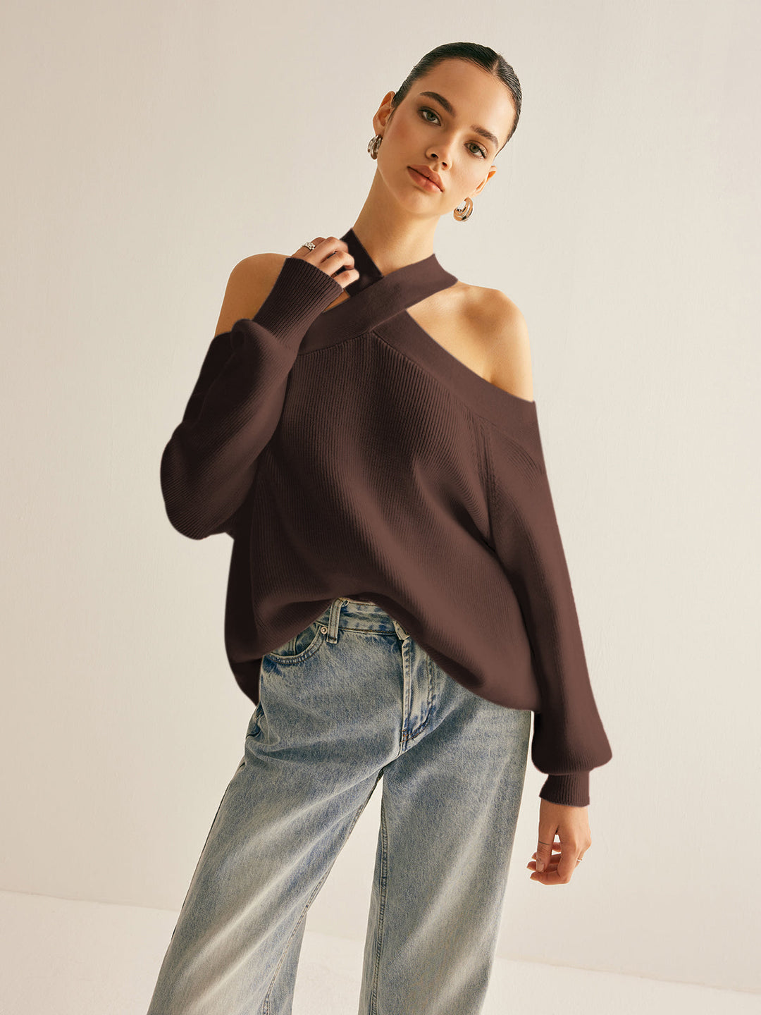 Pull à col montant et épaules dénudées