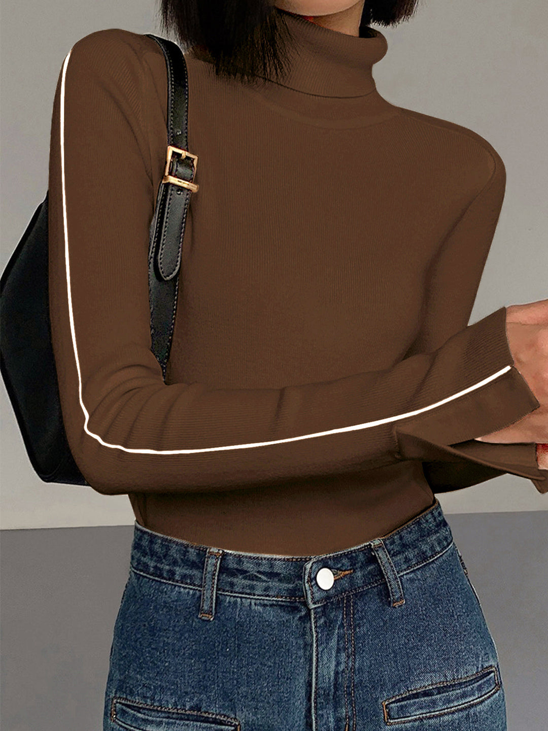 Pull en tricot à col roulé avec passepoil contrastant