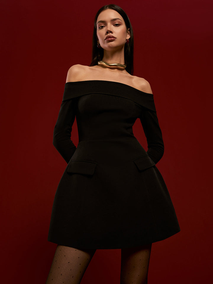 Robe Courte Plissée à Épaule Dégagée