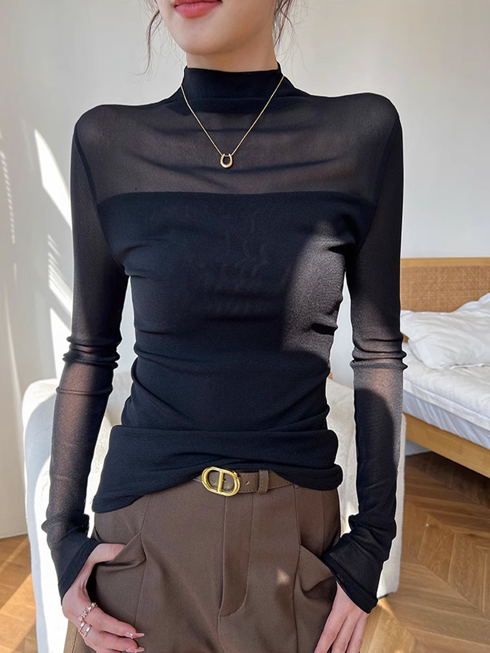 T-Shirt en maille transparente à empiècement Mock Neck