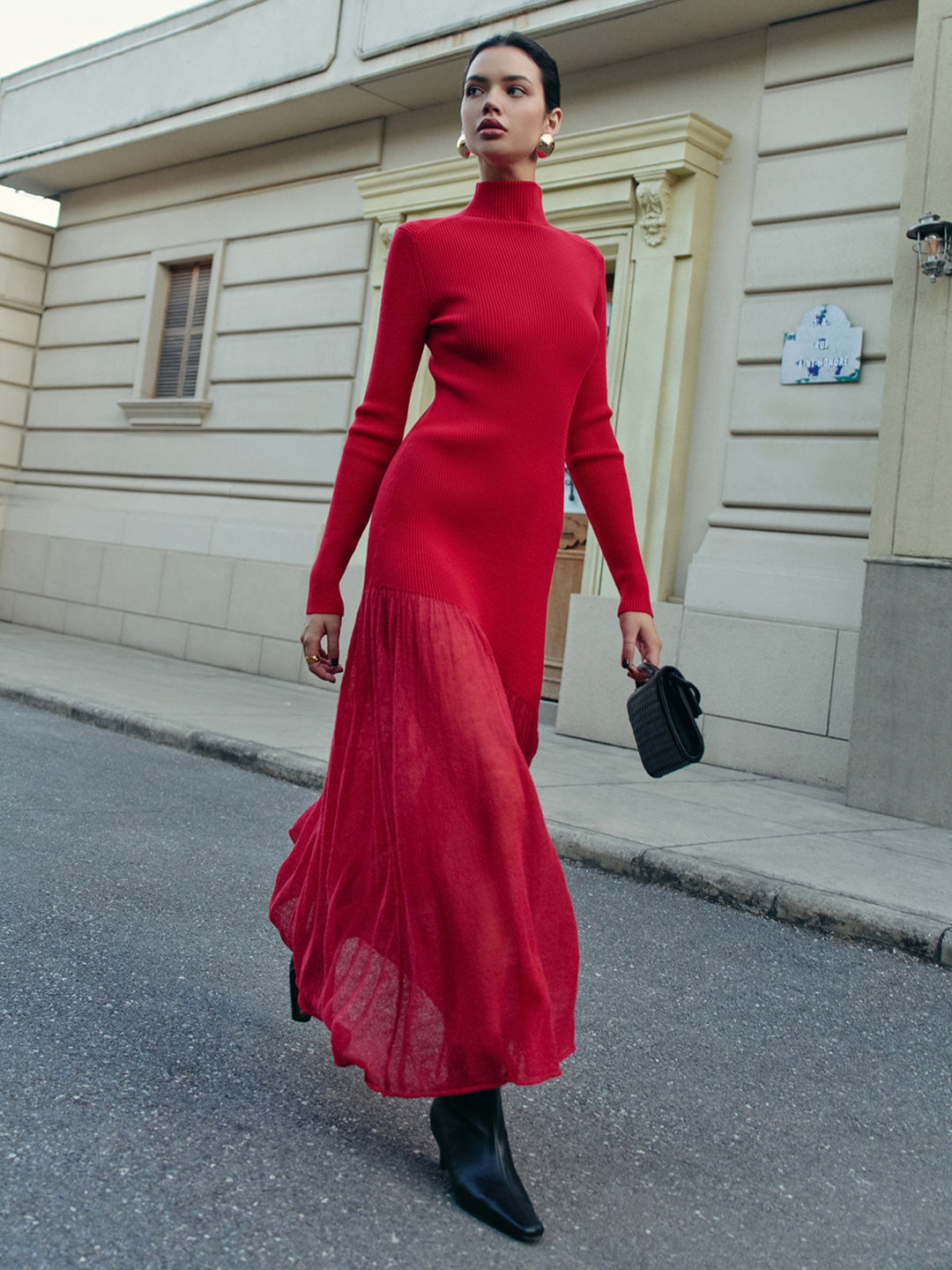 Robe pull à col montant et empiècements plissés