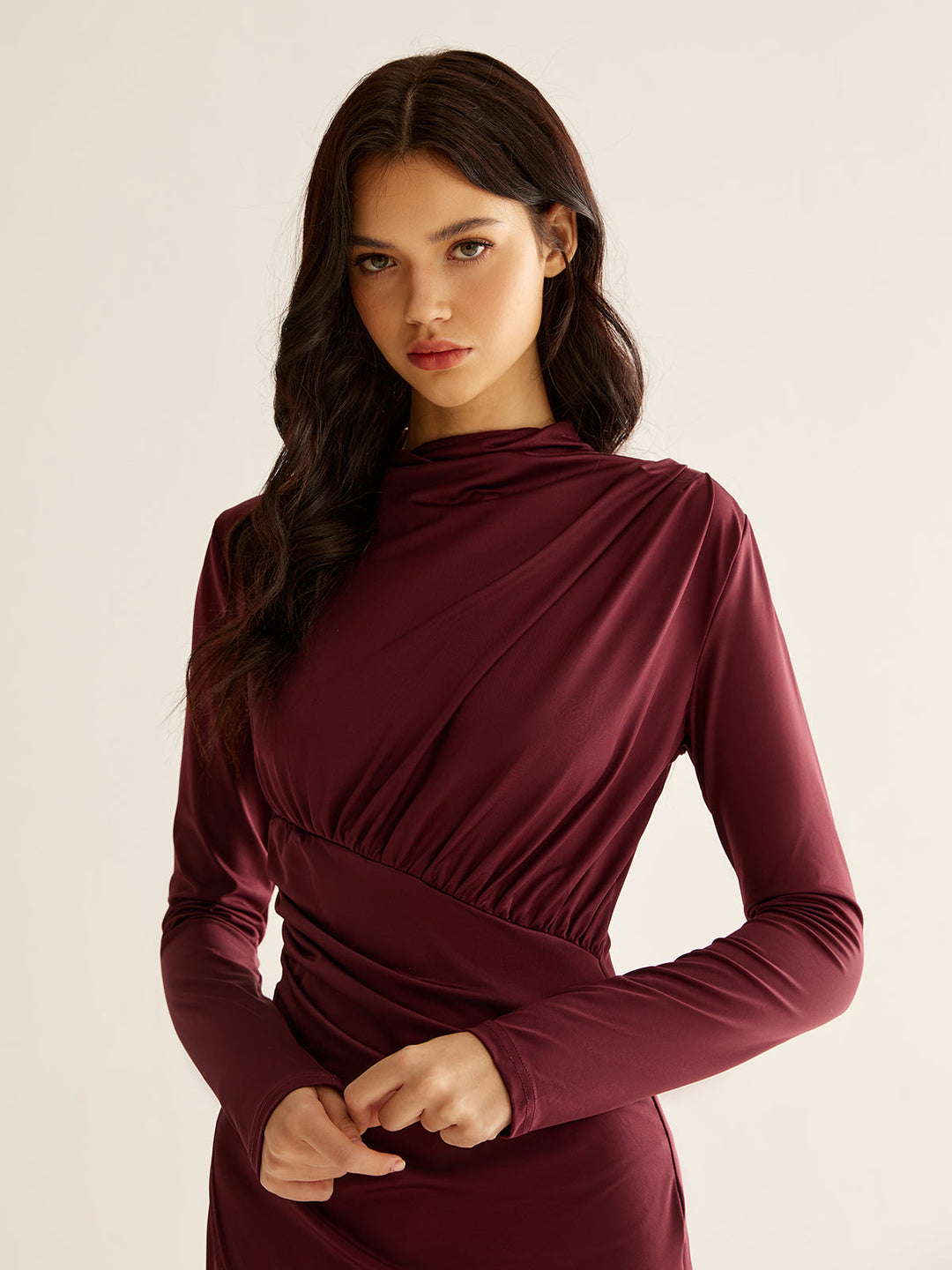 Robe élégante plissée fendue