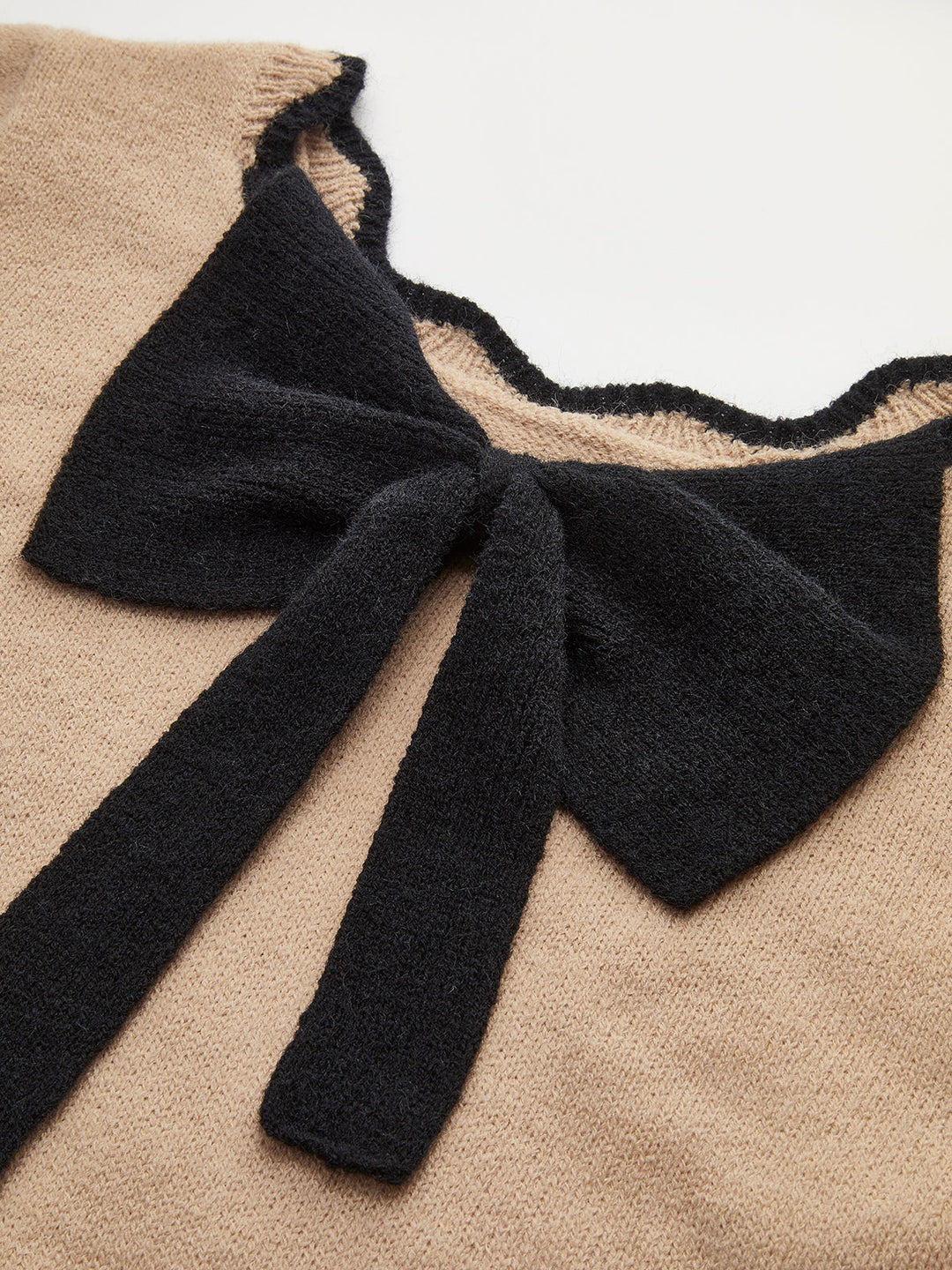Pull à col contrasté avec nœud