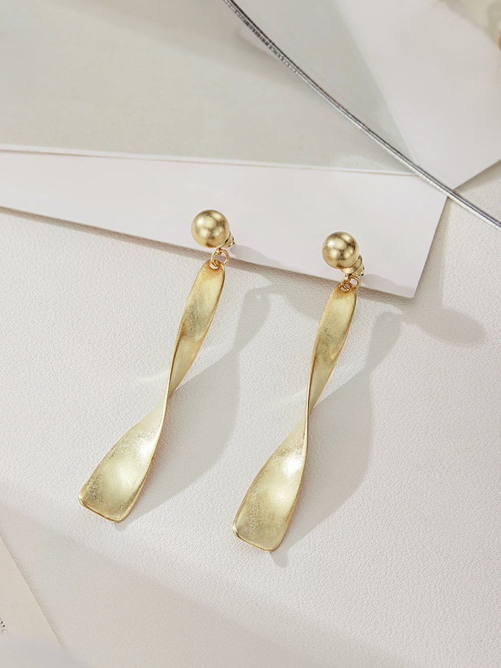 Boucles d'oreilles vintage en métal torsadé