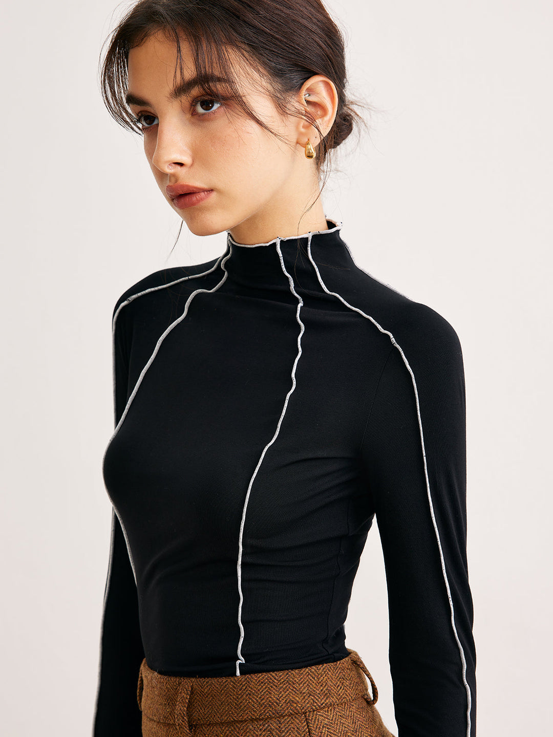 T-shirt ajusté avec passepoil contrasté en liseré