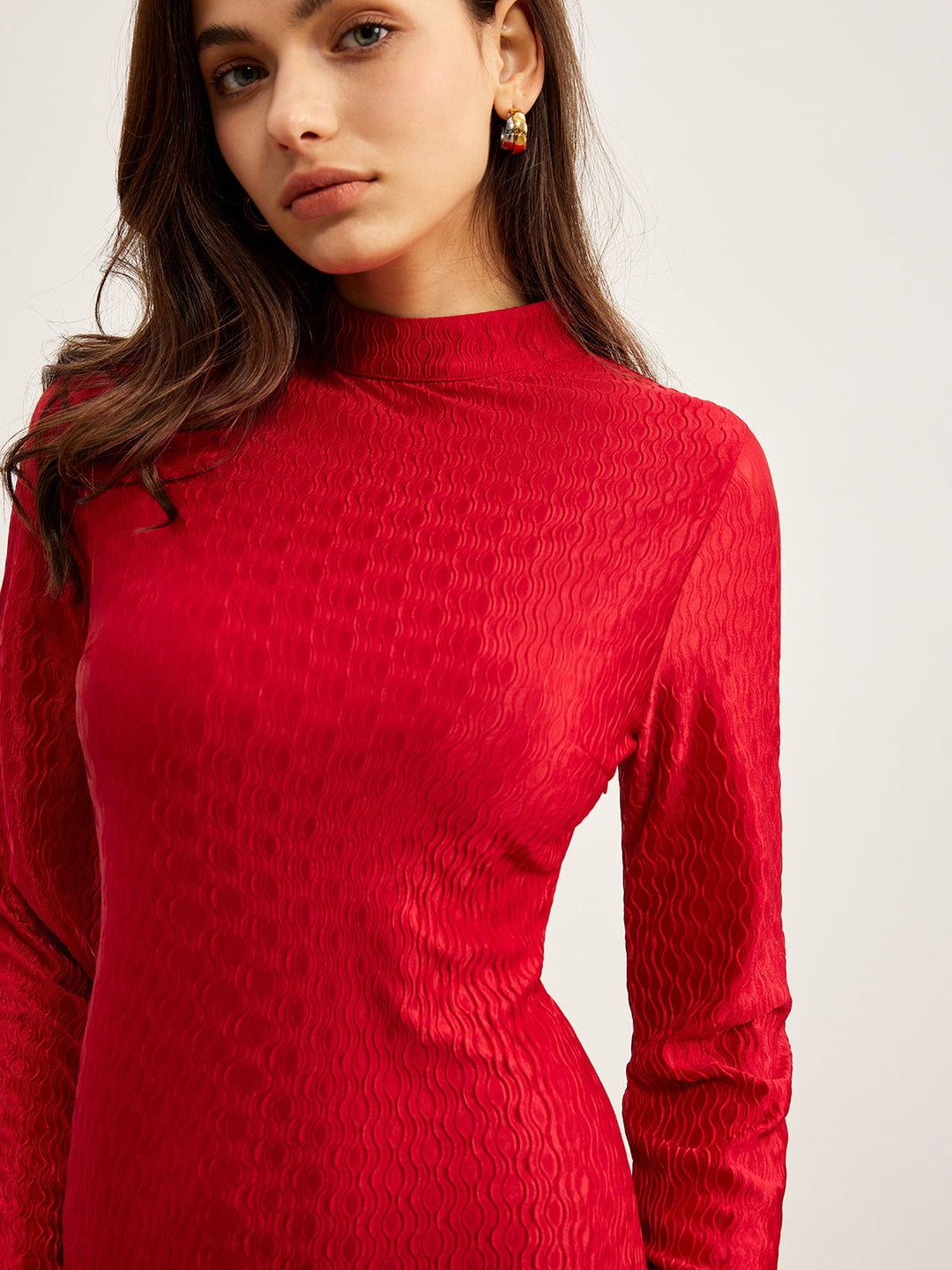 Robe à col montant texturée