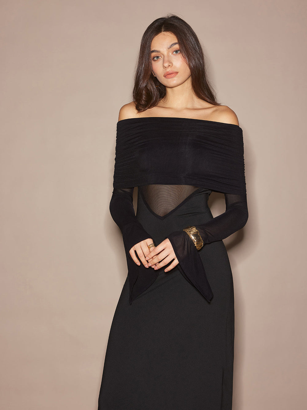 Robe à épaules dénudées avec panneau en Sheer