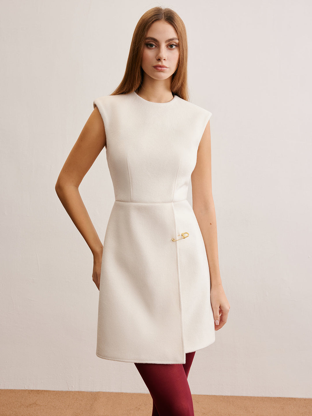 Robe sans manches à détails de broches et à la mode