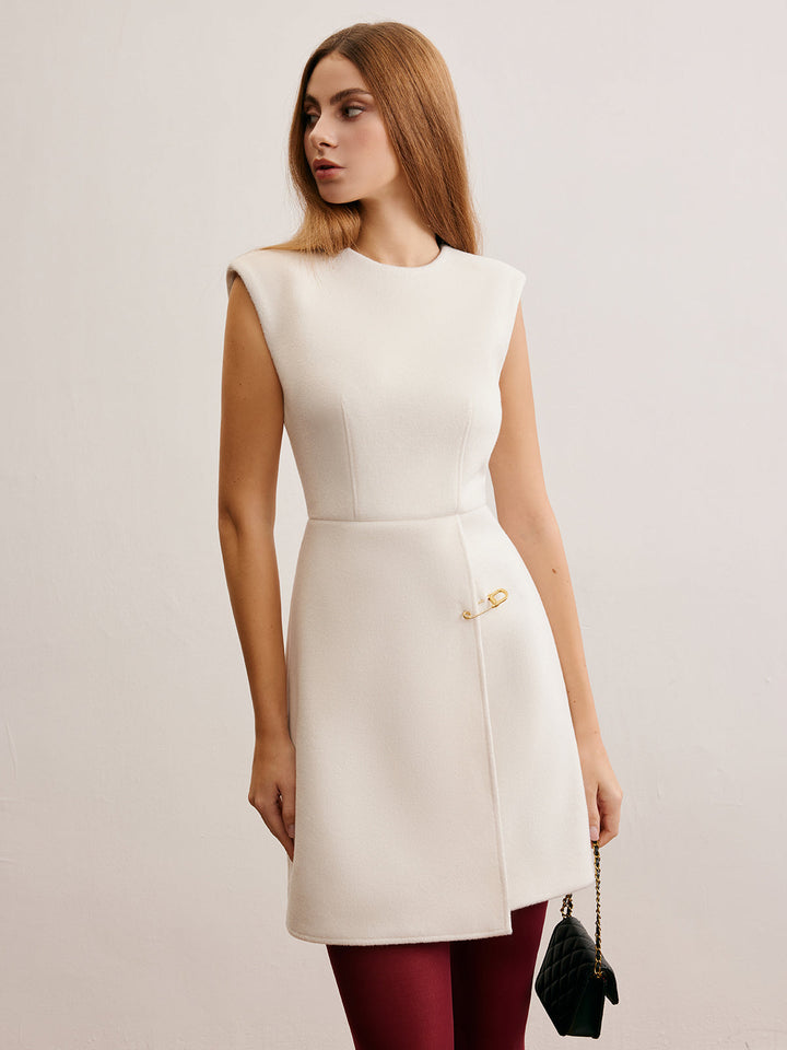 Robe sans manches à détails de broches et à la mode