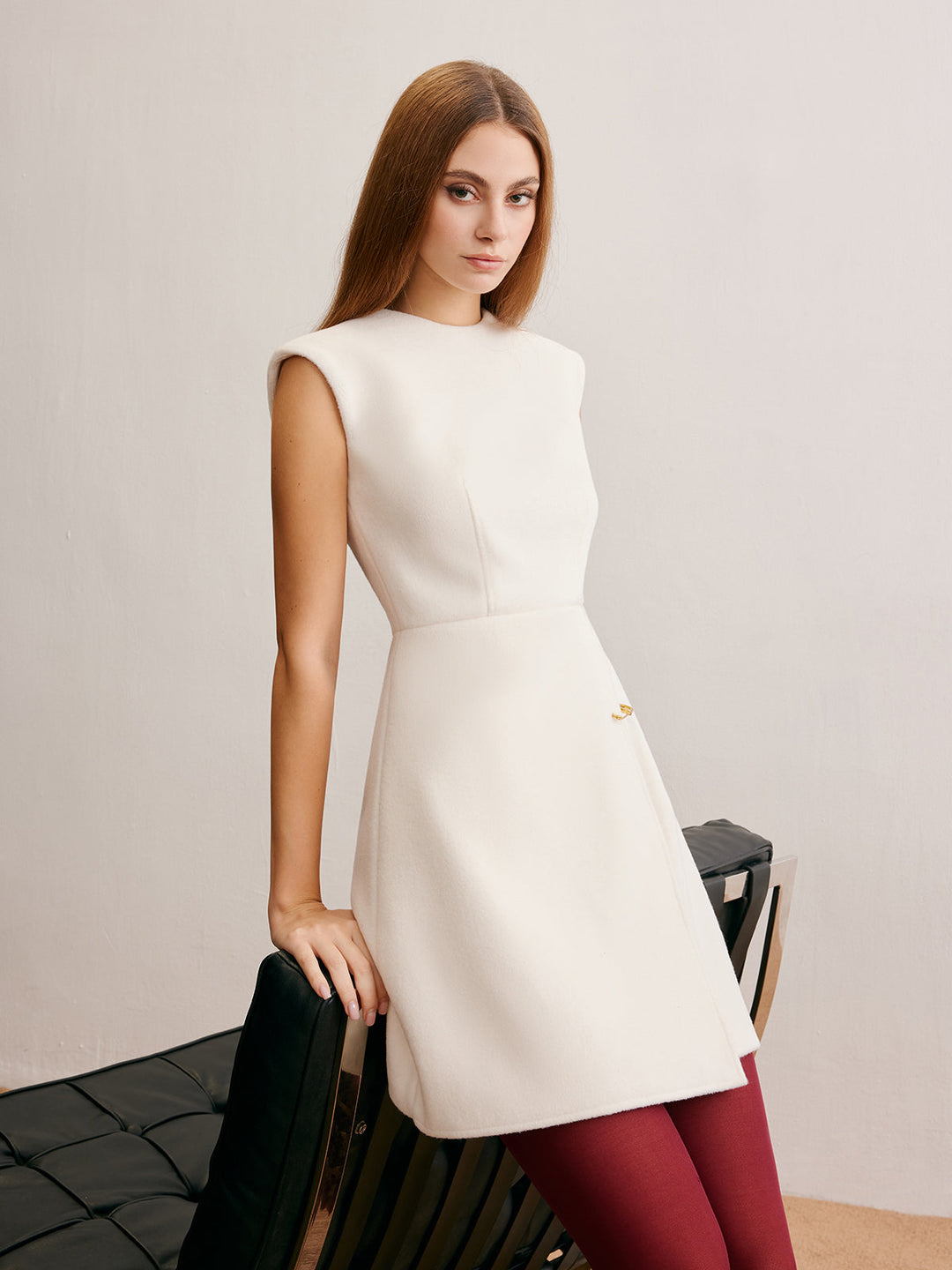 Robe sans manches à détails de broches et à la mode