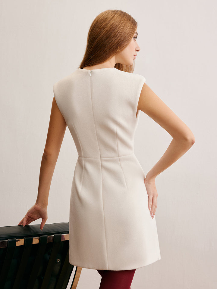 Robe sans manches à détails de broches et à la mode