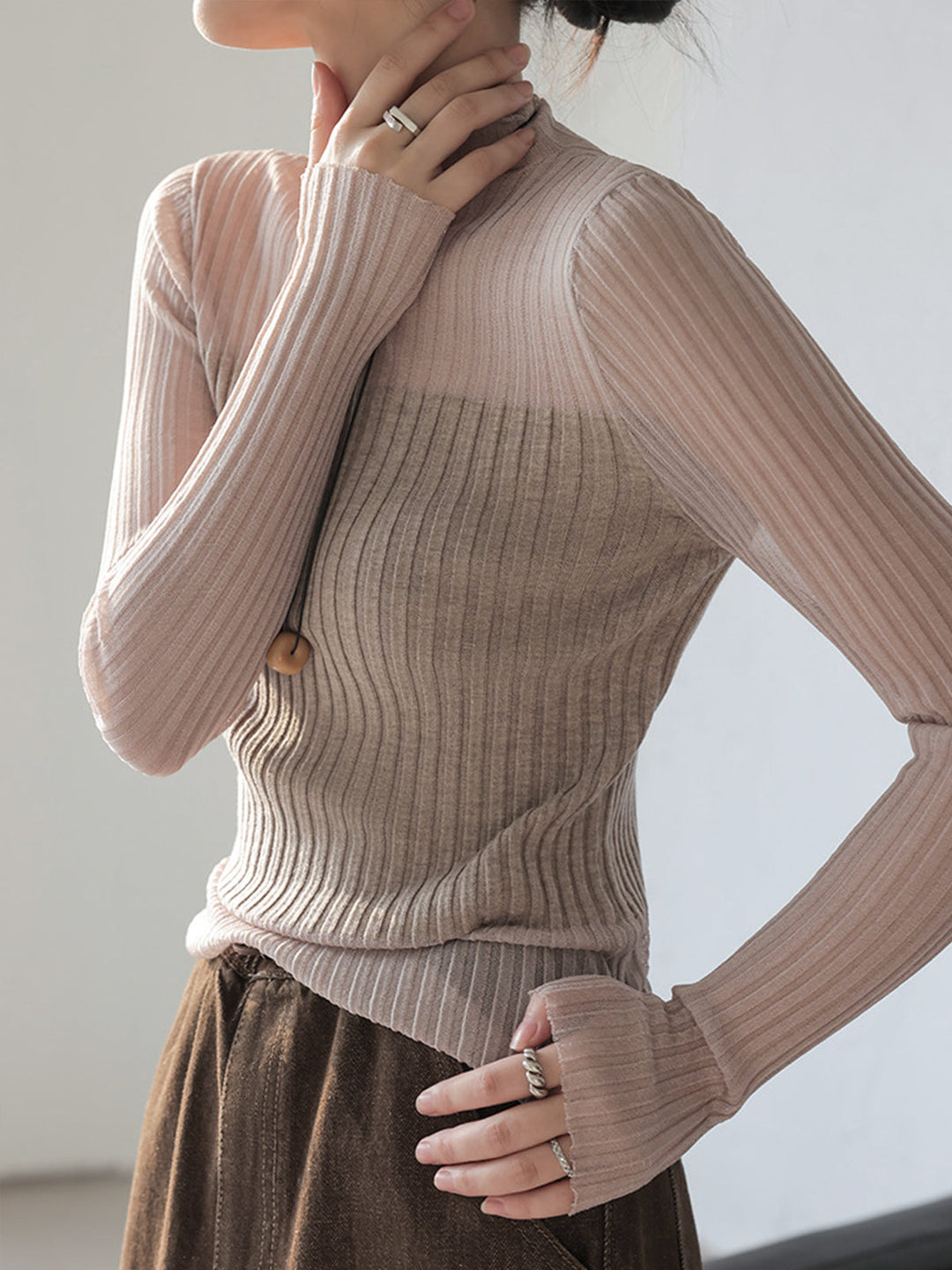 Pull à col roulé ajusté avec empiècements transparents