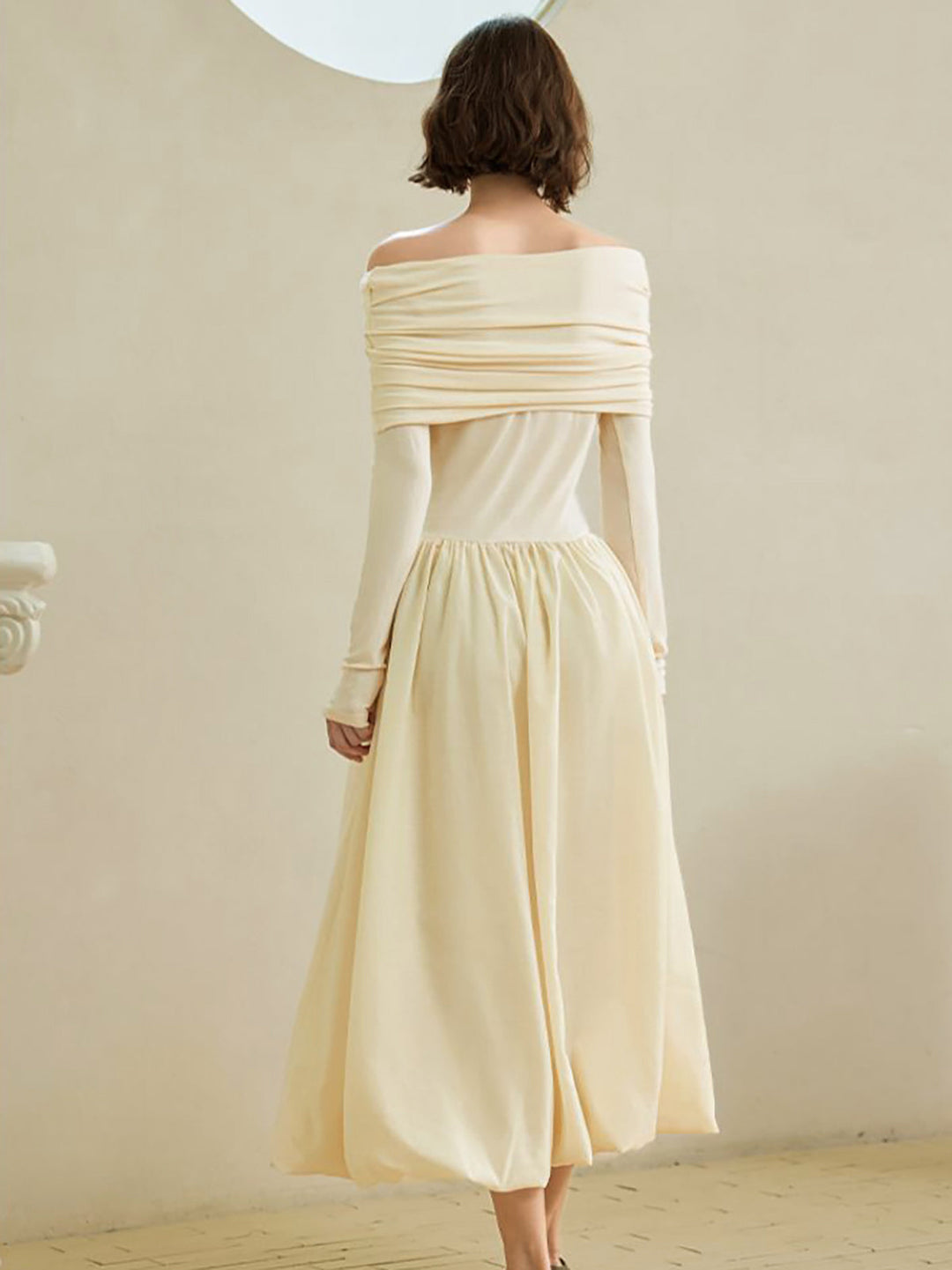 Robe en tricot plissée à la taille, épaules dénudées