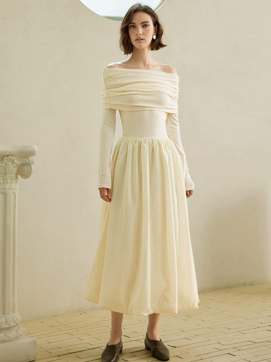 Robe en tricot plissée à la taille, épaules dénudées