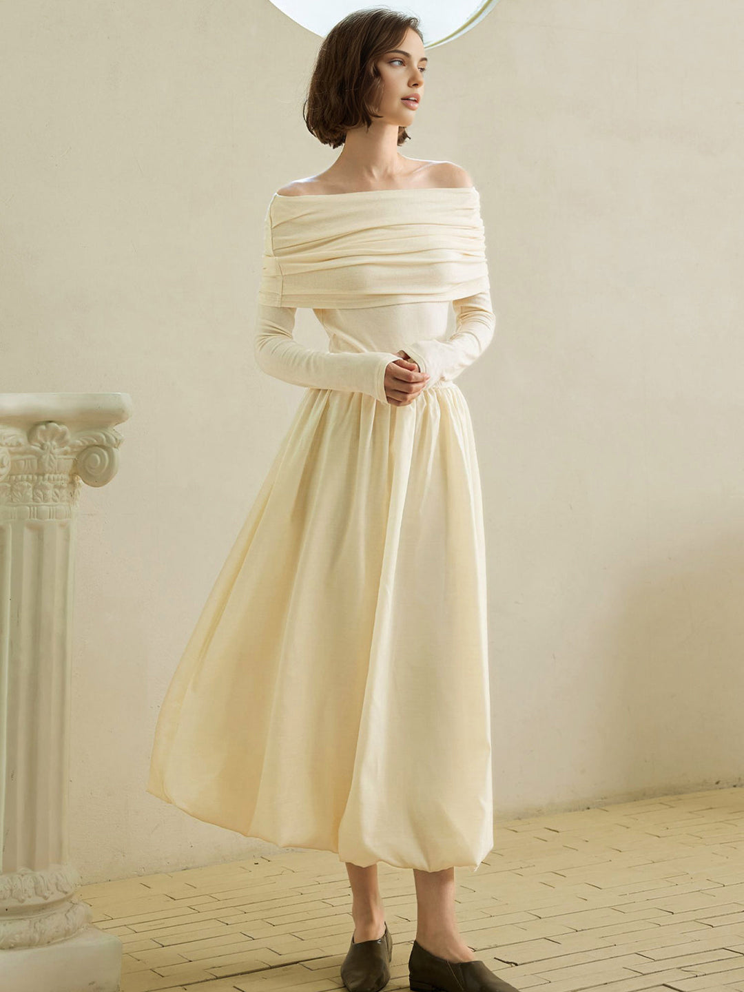 Robe en tricot plissée à la taille, épaules dénudées