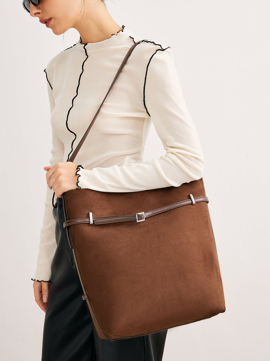 Sac seau à boucle polyvalent en daim