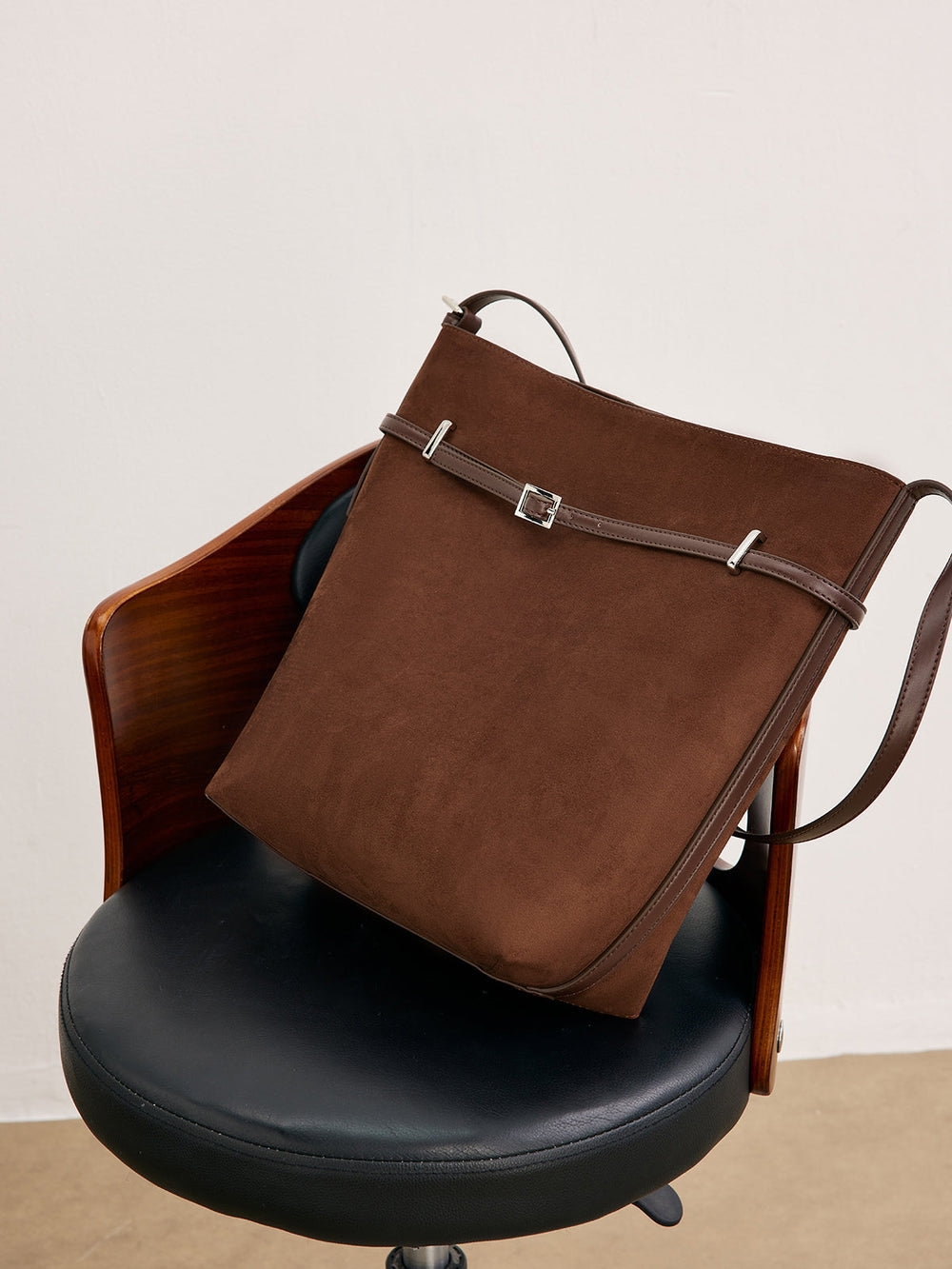 Sac seau à boucle polyvalent en daim