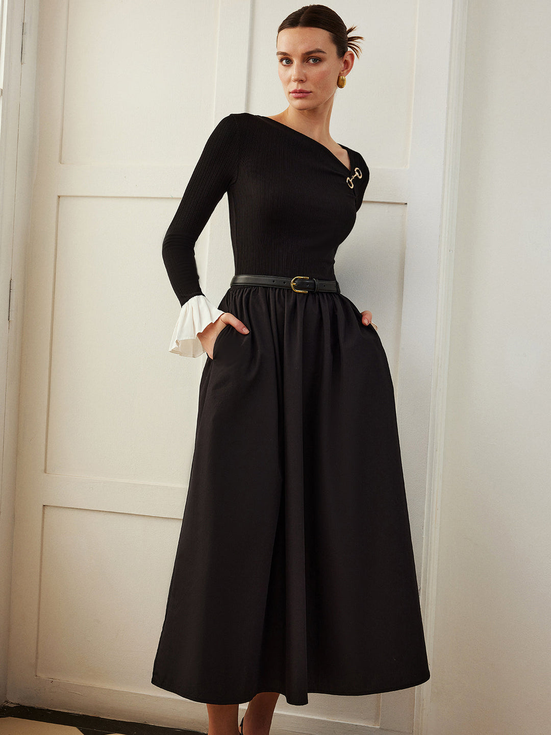 Robe à poches à panneaux avec poignets volantés sans ceinture